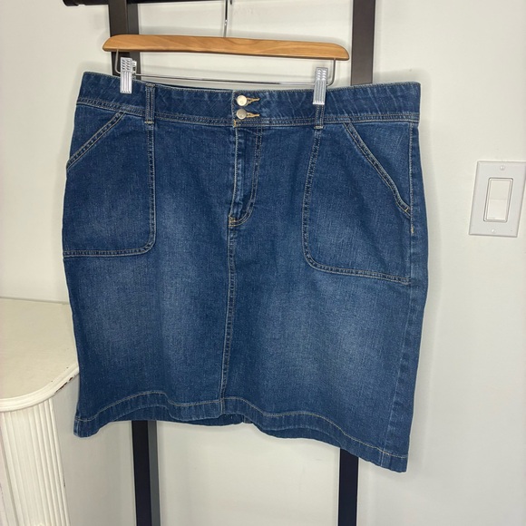 DH Denver Hayes Denim Skirt. Blue. Pockets in front. Zipper and button closure. - Picture 11 of 11